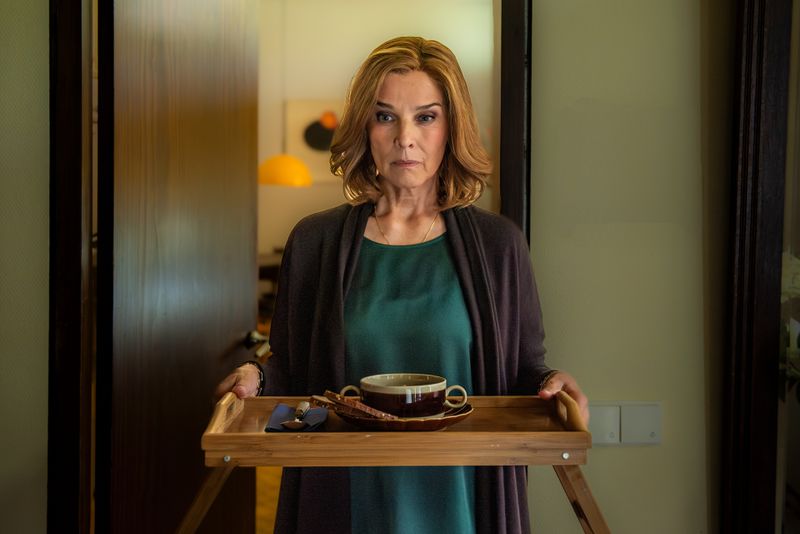 Fiese Fassade? Désirée Nosbusch verkörpert Karola, die sich vorgeblich liebevoll um einen älteren Witwer kümmert.