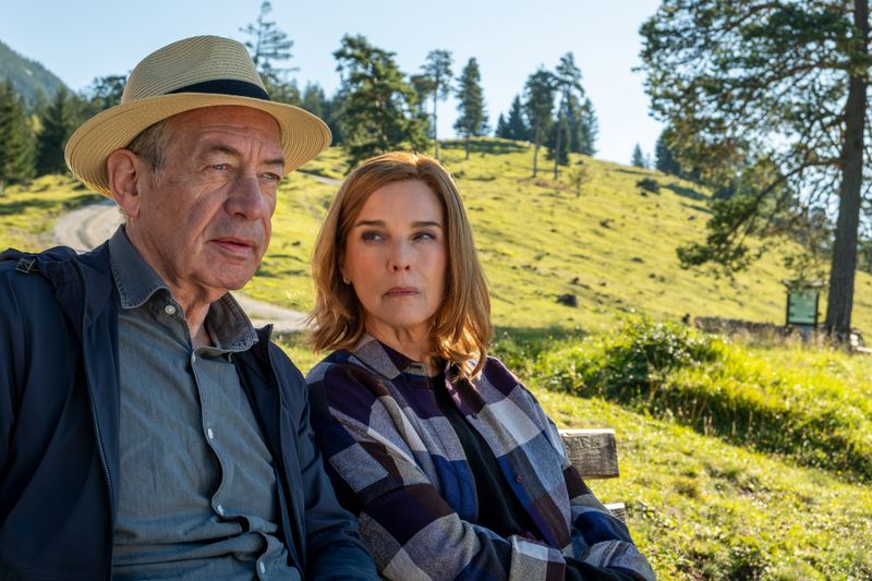 Wolfgang (Robert Hunger-Bühler) verliebt sich im Urlaub in die sympathische Karola (Désirée Nosbusch). Doch wie echt ist ihre Zuneigung?