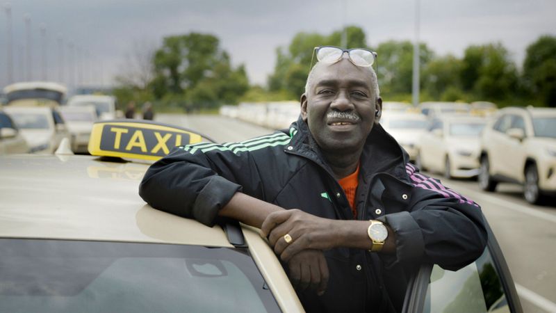 So sieht Cissé aus, wenn er Taxi fährt. Der Verkehr kann ihn schon mal nerven.