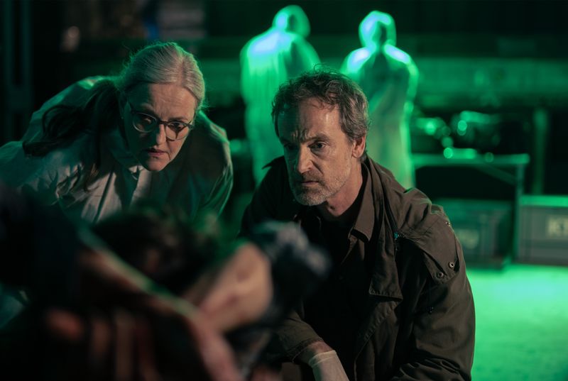 Gerichtsmedizinerin Greta Leitner (Sybille J. Schedwill) und Peter Faber (Jörg Hartmann) begutachten eine Leiche.