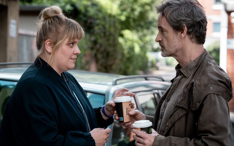 Rosa Herzog (Stefanie Reinsperger) und Peter Faber (Jörg Hartmann) müssen im "Tatort: Schmerz" aus Dortmund Abschied voneinander nehmen. Reinsperger verlässt das Format auf eigenen Wunsch. Zum Abschied gibt es einen reichlich komplexen Fall, der an den vorletzten Film "Tatort: Abstellgleis" vom März 2025 anknüpft.