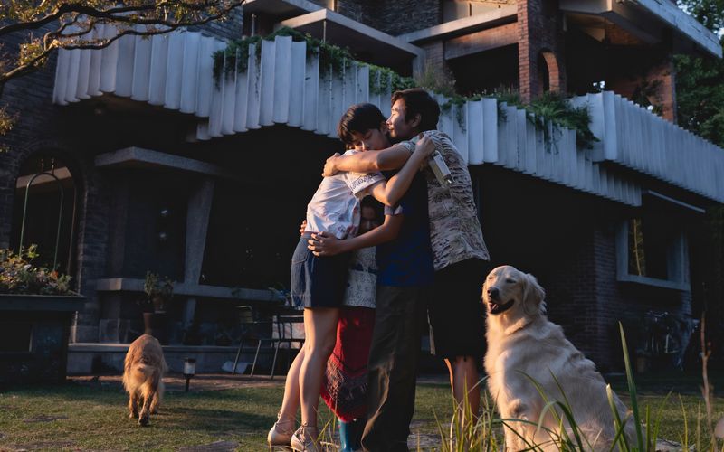 Mit seinem neuen Film "No Other Choice" (ab sofort im Kino) hat der südkoreanische Meisterregisseur Park Chan-wook ("Oldboy") eine beißende Gesellschaftssatire inklusive bitterböser Kapitalismuskritik inszeniert. Im Mittelpunkt der Romanverfilmung steht ein arbeitsloser Mann (gespielt von "Squid Game"-Star Lee Byung-hun), der seine Konkurrenten um eine neue Anstellung skrupellos und der Reihe nach ins Jenseits befördert.