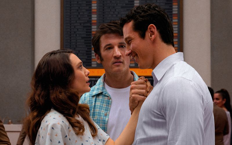 Als Joan (Elizabeth Olsen) in "Eternity" im Jenseits landet, wird sie mit einer schwierigen Entscheidung konfrontiert: Nicht nur Larry (Miles Teller, Mitte), mit dem sie ihr Leben verbracht hat, erwartet sie dort. Es kommt auch zum Wiedersehen mit Luke (Callum Turner), ihrer ersten große Liebe, die jung starb.