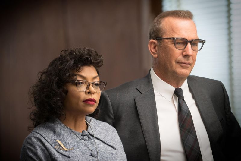 Al Harrison (Kevin Costner) schert sich nicht um Hautfarben, sondern um Ergebnisse und holt die Mathematikerin Katherine Johnson (Taraji P. Henson) in sein Team.