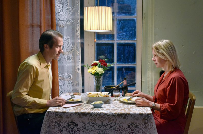 Ansa (Alma Pöysti) und Holappa (Jussi Vatanen) haben sich zu einem gemeinsamen Abendessen verabredet. Doch es läuft anders, als geplant.