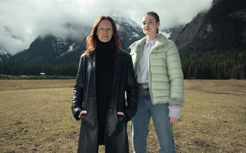 Die Erfahrene und der talentierte Nachwuchs: Obwohl sie den Polizeidienst quittiert hat, kann Kommissarin Ira Zach (Lavinia Wilson, links) das Ermitteln nicht lassen. Das sieht ihre Nachfolgerin Daphne (Philine Schmölzer) nicht immer gern, sie weiß das kriminalistische Gespür Iras aber auch zu schätzen.