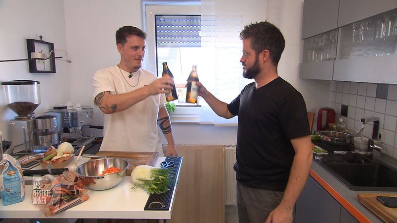 Erst Bruder Mario (links), dann Kumpel Tobi: Werden Kevin seine Schnibbelhilfen zum Verhängnis?
