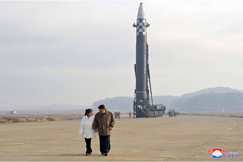 Raketenfan: Nordkoreas Staatschef Kim Jong-un besucht  Ende 2022 gemeinsam mit seiner Tocher ein militärisches Gelände.