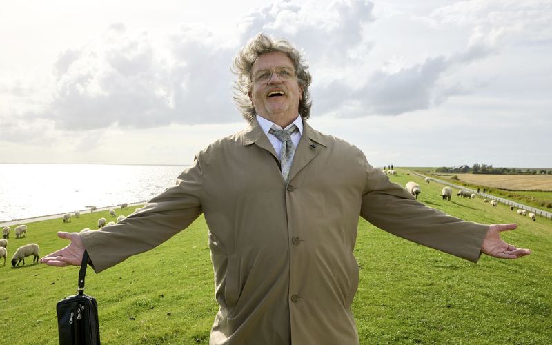 Hape Kerkelings Kunstfigur Horst Schlämmer erobert ab 26. März in "Horst Schlämmer sucht das Glück" die Kinos. In der "Giovanni Zarrella Show" will sich der Redakteur des "Grevenbroicher Tagblatts" von seiner musikalischen Seite zeigen.