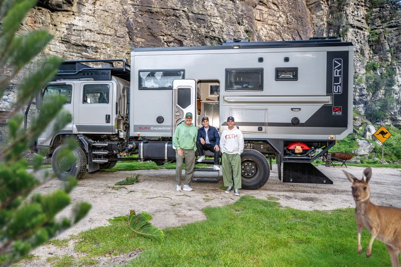 Die Koch-Buddies (von links) Frank Rosin, Alex Kumptner und Ali Güngörmüs sind nach drei USA-Reisen nun in Australien unterwegs. Fünf Folgen "Roadtrip Australien - Drei Spitzenköche auf vier Rädern" laufen bei Kabel Eins und Joyn.