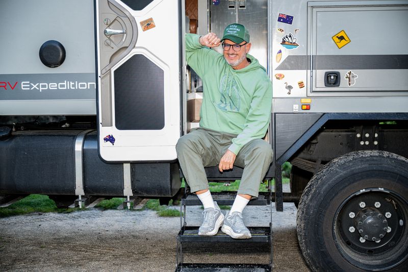 Darfs ein bisschen größer sein? Für die vierte Staffel des Formats "Roadtrip" mietete Frank Rosin für sich und seine Koch-Buddies Alex Kumptner und Ali Güngörmüs einen wahren Monstertruck. Darin fährt das Trio in fünf Wochen und über fünf Folgen 6.000 Kilometer durch vier australischen Bundesstaaten.