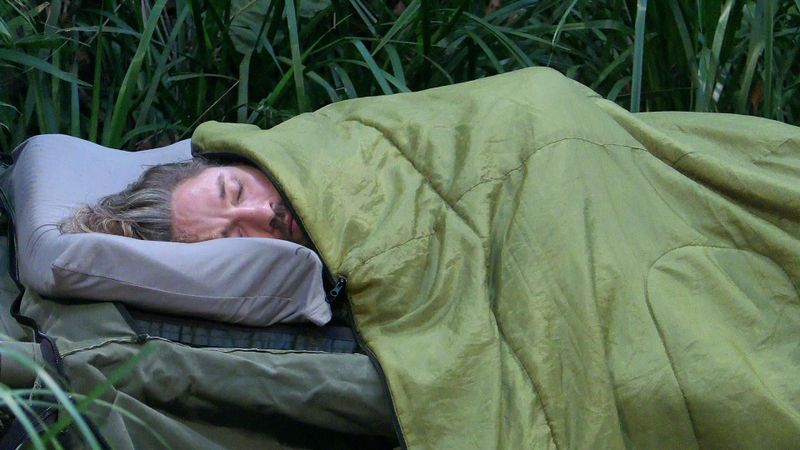 Nach seinem Sturz klagt Gil zwar über "Schädelweh". Doch die Schmerzen können auch aus einer anderen Richtung kommen. Ariel greift ihn schnell wieder hart an.