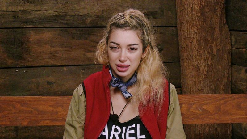 Ariel versteht nicht, warum Gil nach seinem Unfall wieder zurück ins Camp gekommen ist: "Was ist die Wahrheit?", bohrt sie nach.