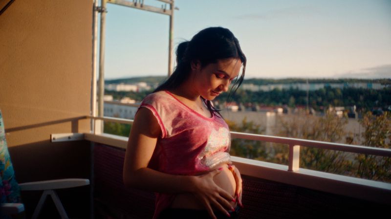 Jenny (Emma Nova) ist ungeplant schwanger. Schafft sie es, für ihr ungeborerenes Kind ihren Drogenkonsum einzustellen?