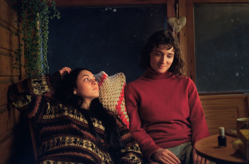 Jenny (Emma Nova, links) und Marla (Friederike Becht) bauen ein vertrautes Verhältnis auf.