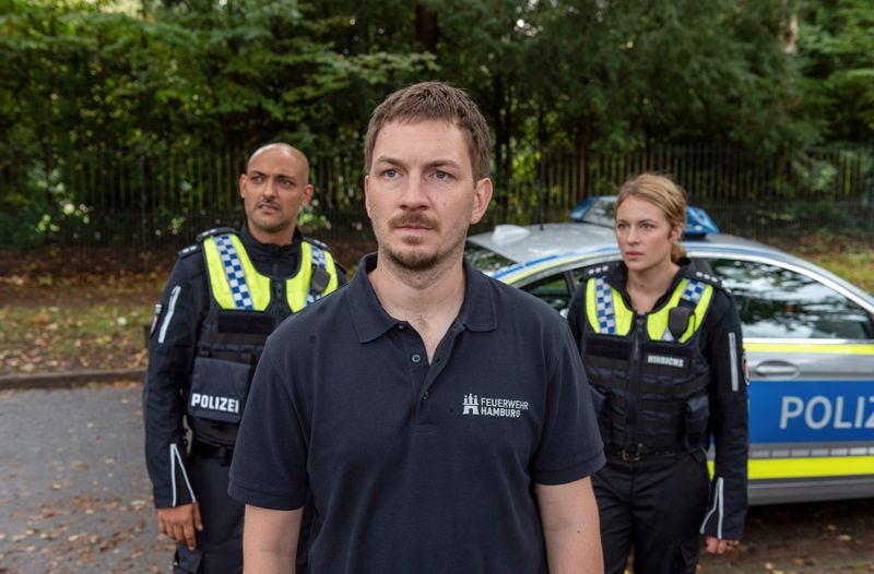 Die neuen "Großstadtrevier"-Folgen beginnen mit einem äußerst kontroversen Fall: In Folge 514, "Nichts mehr, wie es war", neigt Lars Herold (Johannes Kienast, zweiter von links) zur Selbstjustiz, weil der Vergewaltiger seiner Frau wieder frei ist. Lukas Petersen (Patrick Abozen) und Bente Hinrichs (Sinha Melina Gierke) müssen ihn aufhalten.