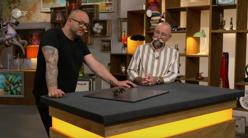 Altes Spielzeug hatte schon öfter auf dem Expertenpult von Sven Deutschmanek (links) gelegen, doch dieses Stück stach in der Mittwochsausgabe der ZDF-Trödelshow "Bares für Rares" selbst für den Fachmann heraus. Kein Wunder also, dass der seltene Blechbär am Ende ein hitziges Händler-Duell entfachte und Horst Lichter ihn in seine Vitrine stellen wollte. 