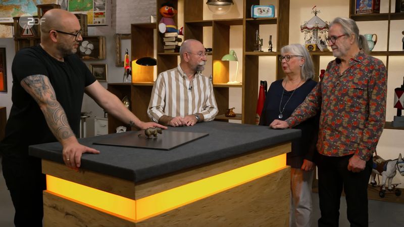 Martina und Klaus aus Isernhagen brachten ein altes Spielzeug mit, das sie beim Aufräumen der Wohnung von Martinas Vater entdeckt hatten. Schon beim ersten Blick war Horst Lichter begeistert: "Wow!" Experte Sven Deutschmanek ordnete das Blechspielzeug einer kleinen Nürnberger Manufaktur zu - Hammerer & Kühlwein, gegründet im Jahr 1925.