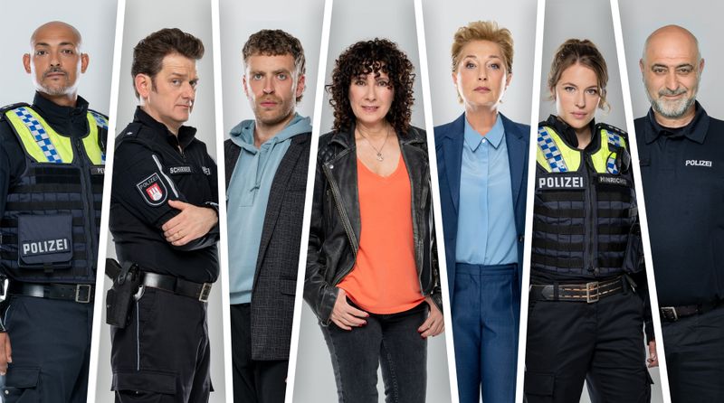 So sieht das "Großstadtrevier" in Staffel 38 aus. Es ermitteln (von links): Patrick Abozen als Lukas Petersen, Sven Fricke als Daniel Schirmer, Enrique Fiß als Nils Sanchez, Maria Ketikidou als Harry Möller, Saskia Fischer als Frau Küppers, Sinha Melina Gierke als Bente Hinrichs und Özgür Karadeniz als Tarkan Yildiz.