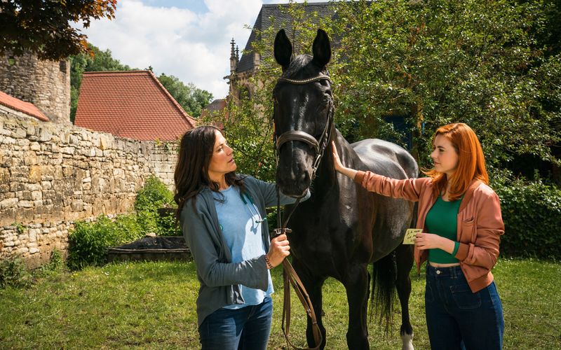 Wo kommt denn das Pferd plötzlich her? Jemand hat das prestigeträchtige Turnierpferd Icarus im Garten der Praxis von Maja (Bettina Zimmermann, links) und Julia (Meriel Hinsching) abgestellt, auf einem Zettel steht, dass der Wallach verletzt sei und Hilfe brauche.