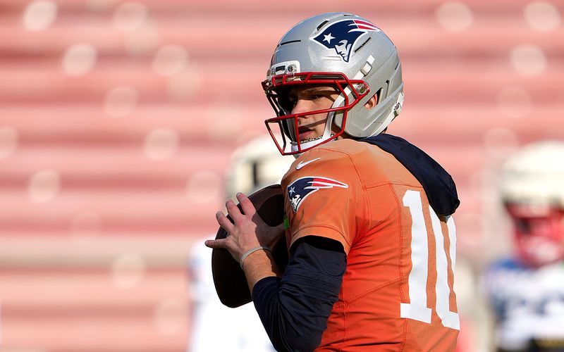 American Football boomt weiter, und jährlich am Super Bowl erreicht der Sportspektakel seinen Höhepunkt. Dieses Jahr im Finale der US-Profiliga NFL: Seattle Seahawks und New England Patriots (Bild: Patriots-Quarterback Drake Maye). Kick-off ist in der Nacht von Sonntag auf Montag, den 9. Februar, um 0.30 Uhr MEZ. RTL überträgt das Spiel live. Und wir präsentieren zur Einstimmung auf das Sportereignis die besten Football-Filme aller Zeiten.