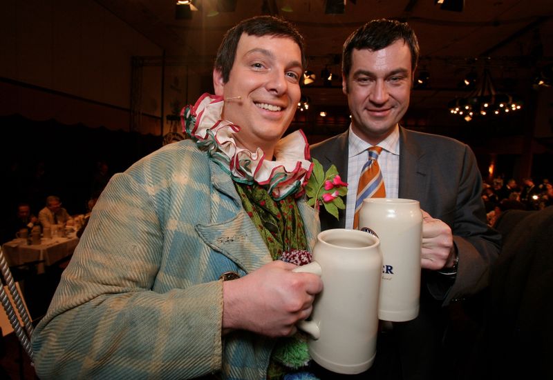 Der diesjährige Fastenredner Stephan Zinner (links) verkörperte beim traditionellen Singspiel lange Zeit Markus Söder - auch zu Zeiten, als der noch gar nicht Ministerpräsident war. 