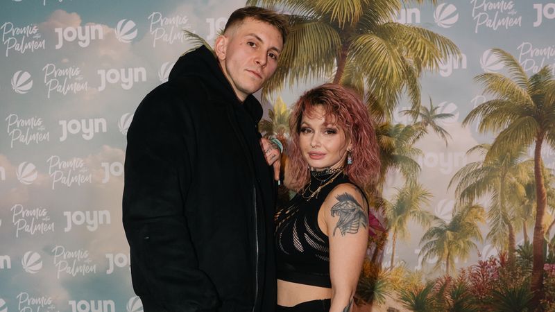 Edith Stehfest kam mit ihrem neuen Partner zu der Premiere von "Promis unter Palmen".