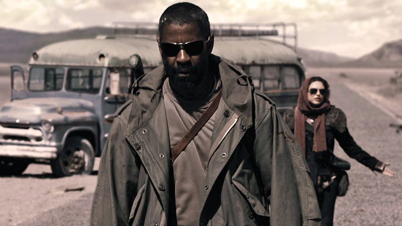 Als einer der wenigen menschlichen Überlebenden schlägt sich Eli (Denzel Washington) durch eine zerstörte Welt.