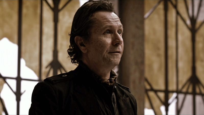 Der kaltblütige Unternehmer Carnegie (Gary Oldman) strebt eine neue Diktatur an.