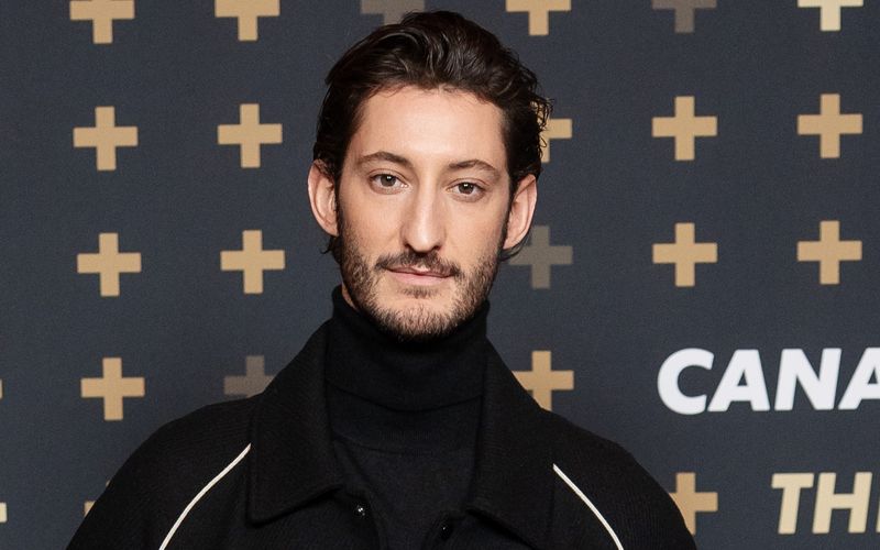 Pierre Niney hat ein benutztes Taschentuch versteigert - für 100.000 Euro.