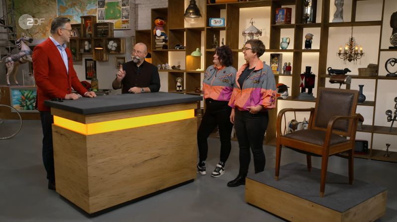 So farbenfroh und gut gelaunt, wie sich Tabea (zweite von links) und Pia vor Horst Lichter (zweiter von rechts) und Detlev Kümmel zeigten, war auch ihre Ausstrahlung - und die Geschichte, wie sie in den Besitz des mitgebrachten Objekts kamen.