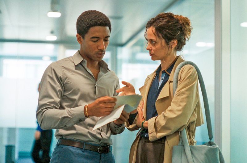 Anna Romano (Gaia Messerklinger) zeigt Kommissar Cavadini (Alberto Malanchino) die Fotos des gestohlenen Caravaggio.