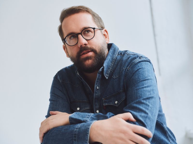 Top-Journalist und Erfolgs-Podcaster Paul Ronzheimer intensiviert seine Zusammenarbeit mit SAT.1: In "Ronzheimer - Wie geht's, Deutschland?" erklärt er ab 24. Februar den Zustand Deutschlands in fünf neuen Doku-Talk-Folgen mit den Themen: Bürgergeld, Jugendkriminalität, Bürokratie-Wahnsinn, Migrations-Wende und Die Rechte Mitte.