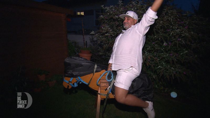 Die Wartezeit auf den Hauptgang vertreibt sich Musti mit einem übermütigen Ritt auf dem Holzpferd.
