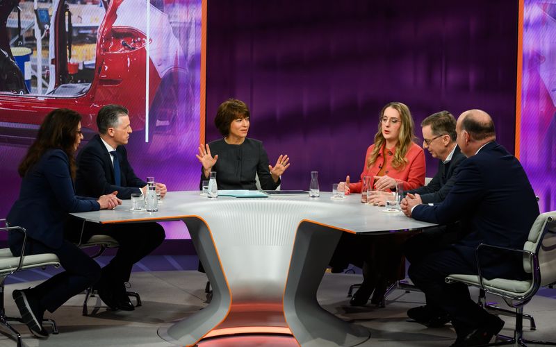 Maybrit Illner (Mitte) tat sich schwer, ihre Gäste im Zaum zu halten.