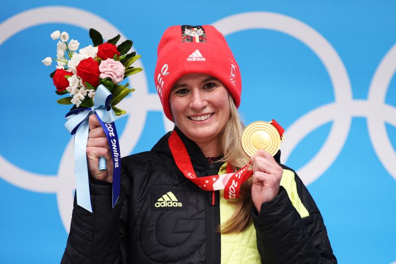 Sie hat 2023 ihre Karriere beendet, wird aber die Olympischen Spiele in Mailand und Cortina d'Ampezzo trotzdem erleben - als TV-Expertin: Rennrodlerin Natalie Geisenberger ist die erfolgreichste deutsche Winterolympionikin der Geschichte. In der Galerie zeigen wir weitere deutsche Athletinnen und Athleten, die bei olympischen Winterspielen Geschichte schrieben ... 