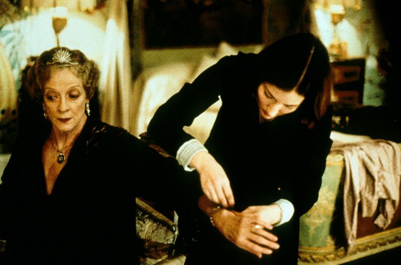 In Robert Altmans "Gosford Park" - hier eine Szene mit Kelly McDonald (rechts, als Mary) und Maggie Smith (als Lady Constance) - treffen zwei unterschiedliche Welten aufeinander: die der Belle Etage und die des Dienstpersonals. 