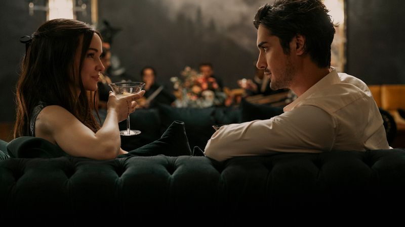 Oliver (Avan Jogia) und Ciara (Dove Cameron) verlieben sich in der Prime-Serie "56 Days" schnell ineinander.