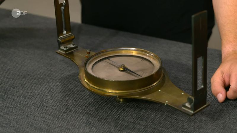 Zuvor wollte Horst Lichter wie üblich vom Verkäufer wissen: "Wo hast du denn den Kompass her?" Hans erzählte: "Vor 45 Jahren habe ich ein Haus gekauft in Arnsberg. Da habe ich oben den Boden aufgeräumt, da stand eine alte Truhe noch, und da war der Kompass drin."
