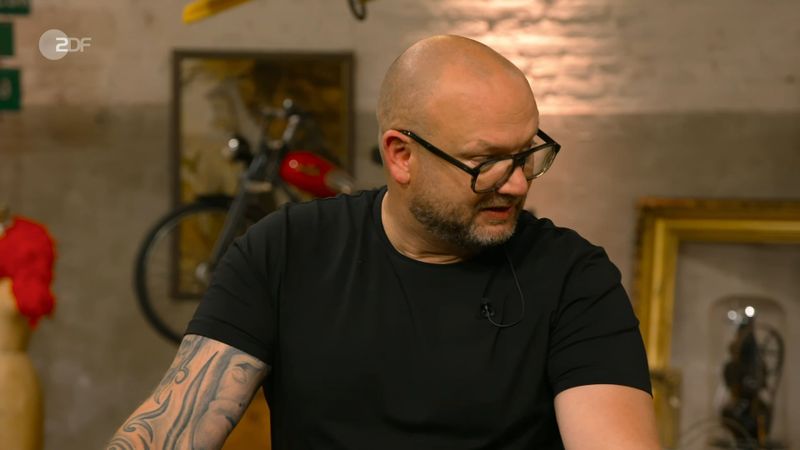 Ein vermeintlich kaputter Kompass führte zum Streit: "Aber der Zeiger bewegt sich doch gar nicht ...", fiel Horst Lichter seinem Experten ins Wort. Genervt zischte Deutschmanek: "Moment!" Lichter fuhr zurück: "Schrei mich nicht an!" 