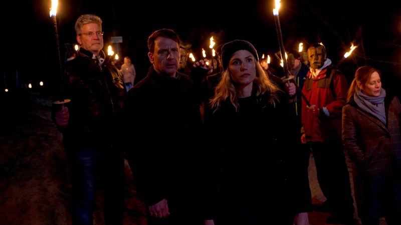 Die Ermittlungen führen Tjark Wolf (Hendrik Duryn) und Fredericke Olsen (Isabel Thierauch) auch zu einem alten Brauch, bei dem Sünden als Fackeln ins Moor getragen werden. 