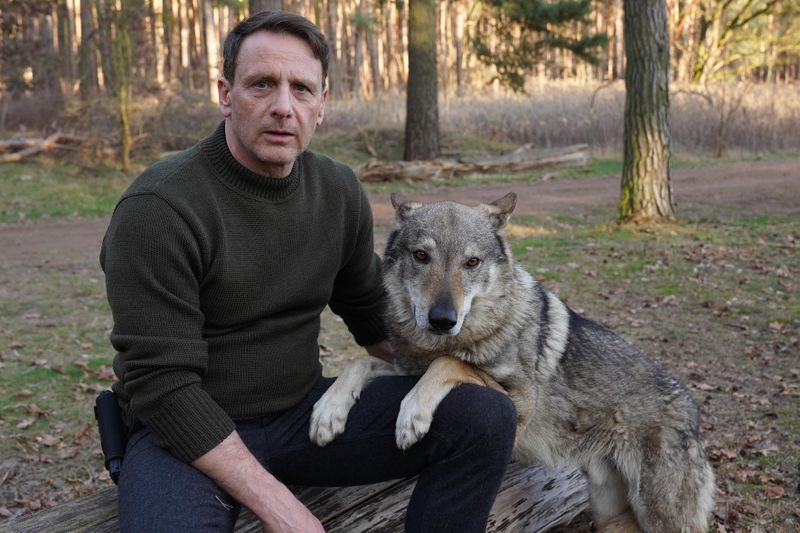 Seit 2023 spielt Hendrik Duryn in der RTL-Krimi-Reihe "Dünentod - Nordsee-Krimi" den Ermittler Tjark Wolf.