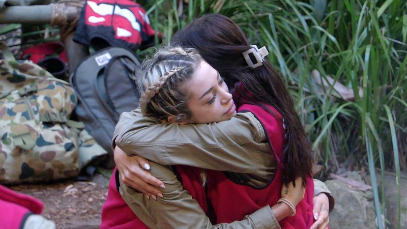 Ariel verabschiedet sich von Samira.