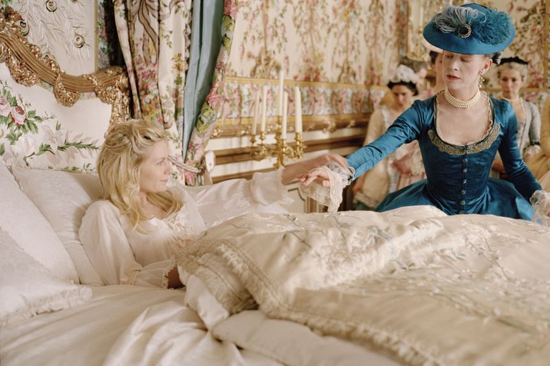 Ein Teenie am Hofe von Versailles: Marie Antoinette (Kirsten Dunst, links) ist erst 14 Jahre alt, als sie an den französischen Hof kommt. 