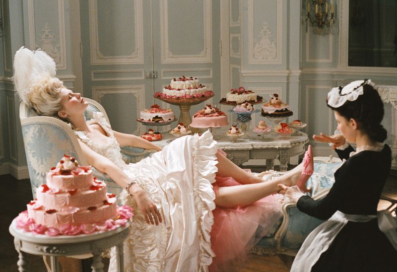Prächtige Kleider, monströse Haarmode und natürlich Kuchen - so sieht das Leben in Versailles für Regisseurin Sofia Coppola aus. 
