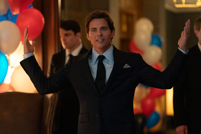 Was wäre "Paradise" ohne seine (zahlreichen) Rückblicks-Momente? Auch Staffel zwei wird wieder auf mehreren Zeitebenen erzählt. So kann auch der eigentlich schon in Folge eins der ersten Staffel ermordete, Emmy-nominierte Präsident Cal Bradford (James Marsden) zurückkehren.