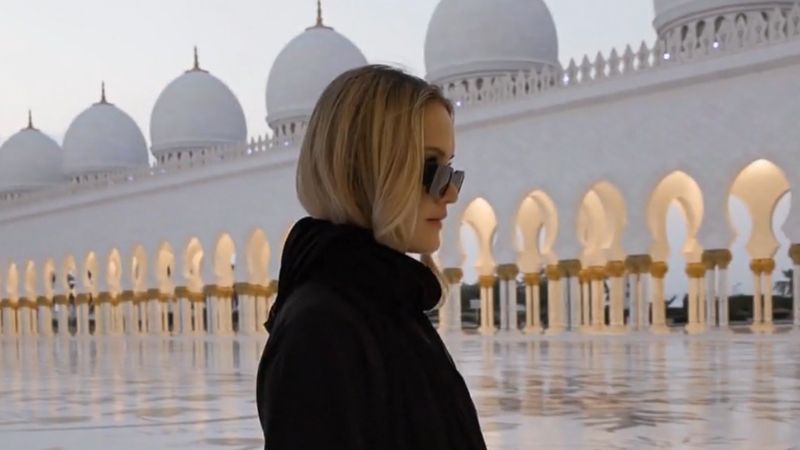 "Illegal!" Davina posiert einen Moment ohne Kopfbedeckung - streng verboten!