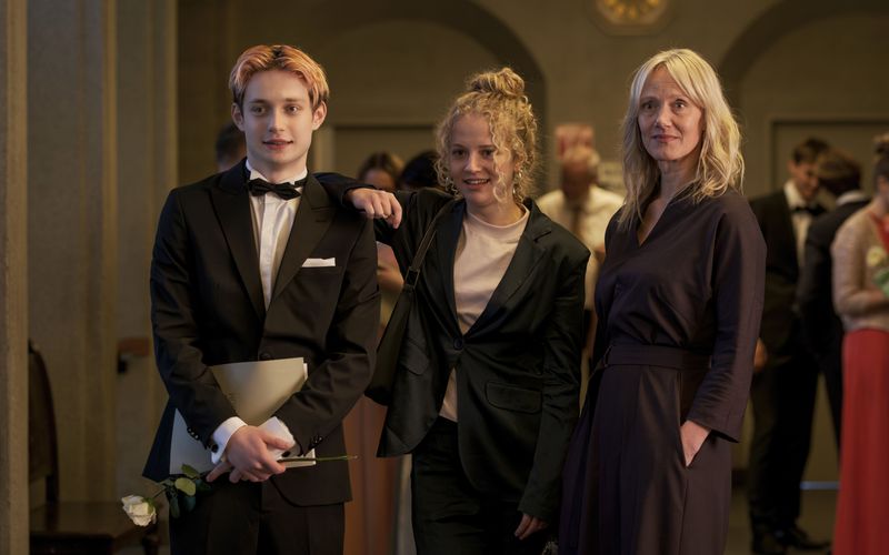 Nick (Philip Müller), Schwester Carla (Kya-Celina Barucki) und deren Mama Sara (Anna Schudt) - wer fehlt? Der Papa, der in "Die Ältern" irgendwann nicht mehr so richtig ins Bild passt.