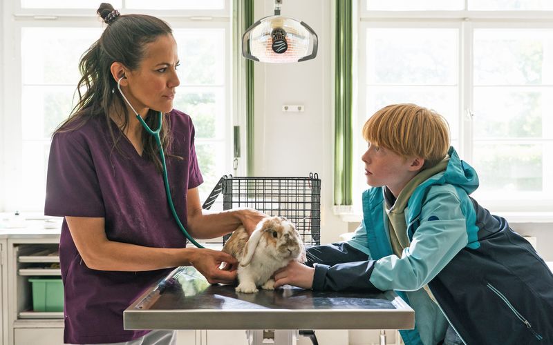 Der dreizehnjährige Jannik (Felix Nölle) kommt aufgeregt mit seiner Kaninchendame Thea zu Maja (Bettina Zimmermann) in die Praxis. Er befürchtet, dass sie vergiftet wurde. Dabei steckt weit mehr hinter seiner Angst.