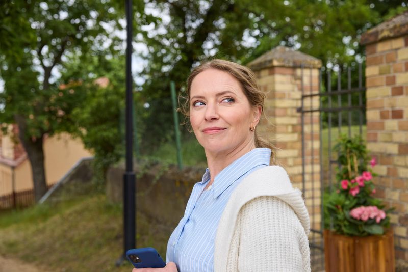 Laura Albers (Diana Staehly) wird nach dem Tod ihres Schwiegervaters völlig unerwartet zur Hofbesitzerin.